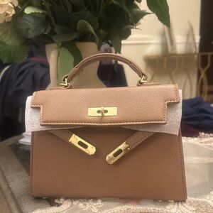 Elegant Tan Leather Handbag